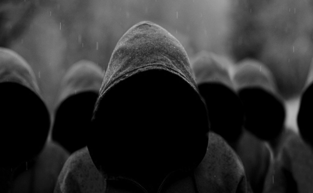 PRZYŁOŻYŁ JEJ DO SKRONI PISTOLET, PO CZYM&nbsp;ZAMILKŁ..