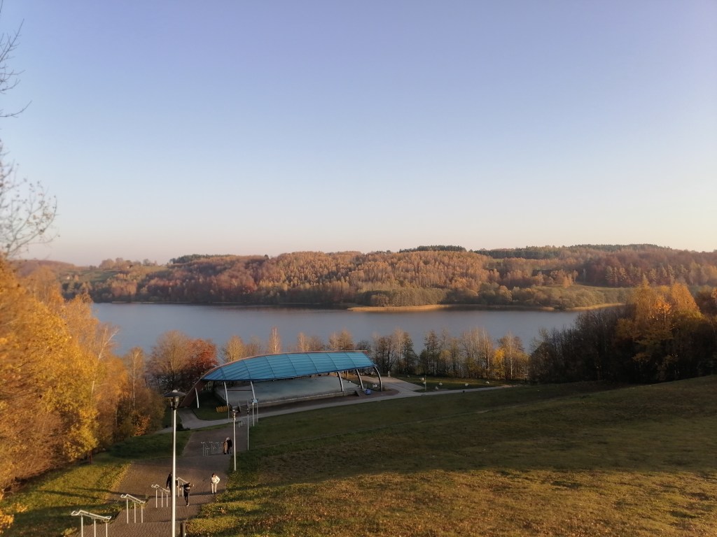 SMĘTNY LISTOPADOWY DOM NA PUSTKOWIU&nbsp;[FOTO]