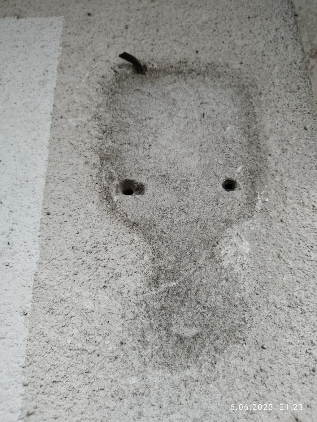 SENSACJA RELIGIJNA: CUDOWNY WIZERUNEK NA&nbsp;BETONIE!