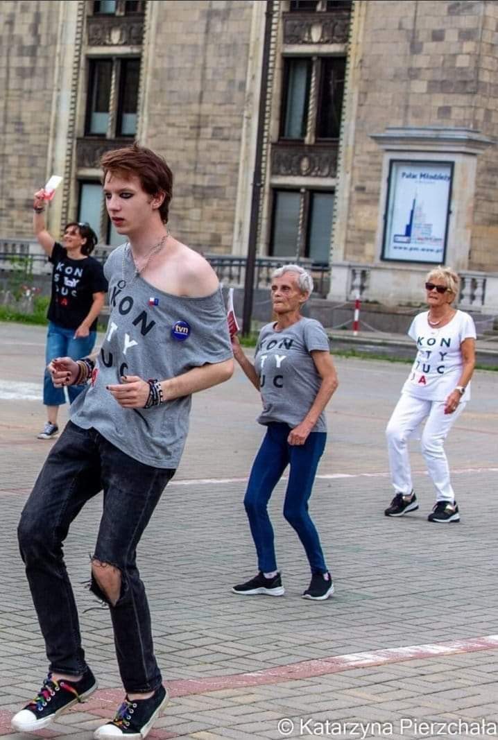 NOWA (ŚREDNIA) KLASA&nbsp;PRÓŻNIACZA