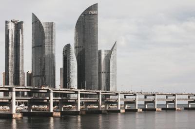 CZY ELITY WYSIEDLĄ NAS DO MEGAMIAST-WIĘZIEŃ?