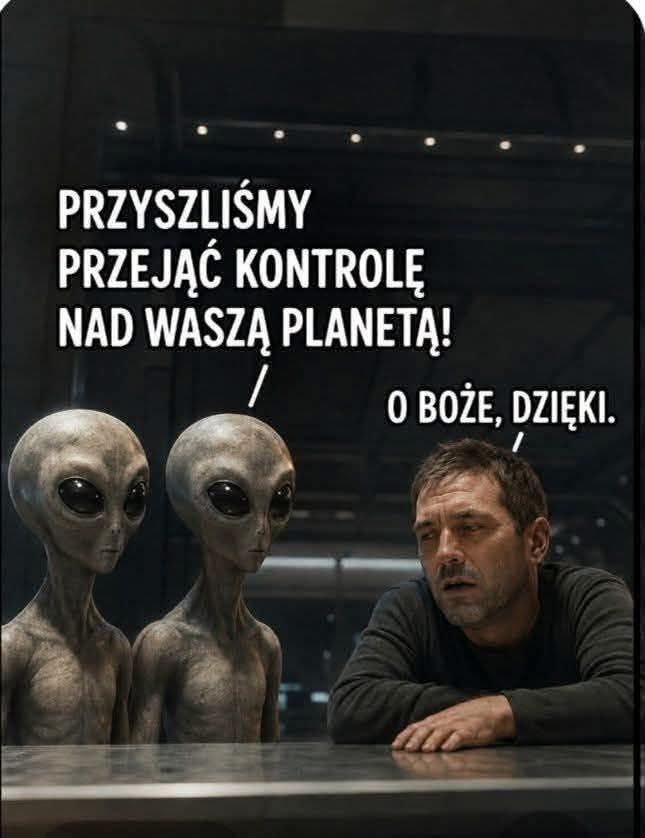 Dwaj obcy siedzą przy stole, patrząc na zaskoczonego mężczyznę. Tekst głosi: 'Przybyliśmy przejąć kontrolę nad waszą planetą!' a mężczyzna odpowiada: 'O Boże, dzięki.'