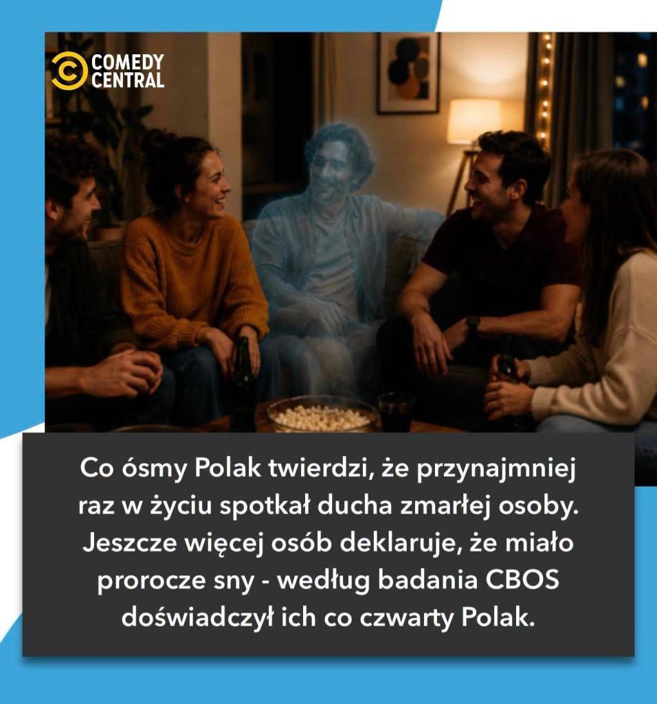 Grupa przyjaciół siedzi na kanapie w salonie, rozmawiając i śmiejąc się. Wśród nich widoczny jest przezroczysty duch mężczyzny. Na stole leży miska z popcornem.