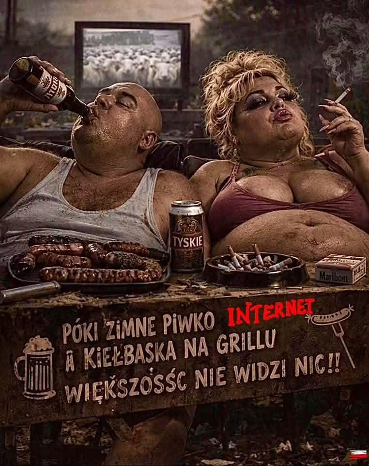 Mężczyzna i kobieta siedzą na kanapie, pijąc piwo i paląc papierosy. Na stole leżą grillowane kiełbaski, a w tle widać telewizor z widokiem na owce. Na stole znajduje się napis "Póki zimne piwko... większość nie widzi nic!!".