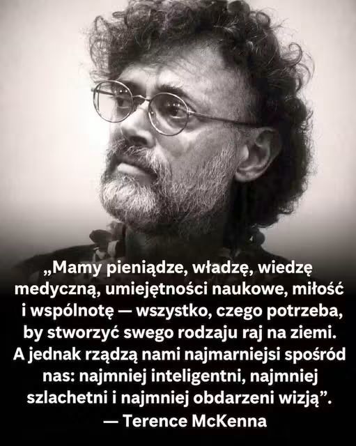 Cytat Terence'a McKenna na tle jego portretu, omawiający potrzebę wspólnoty i inteligencji w tworzeniu lepszego świata.