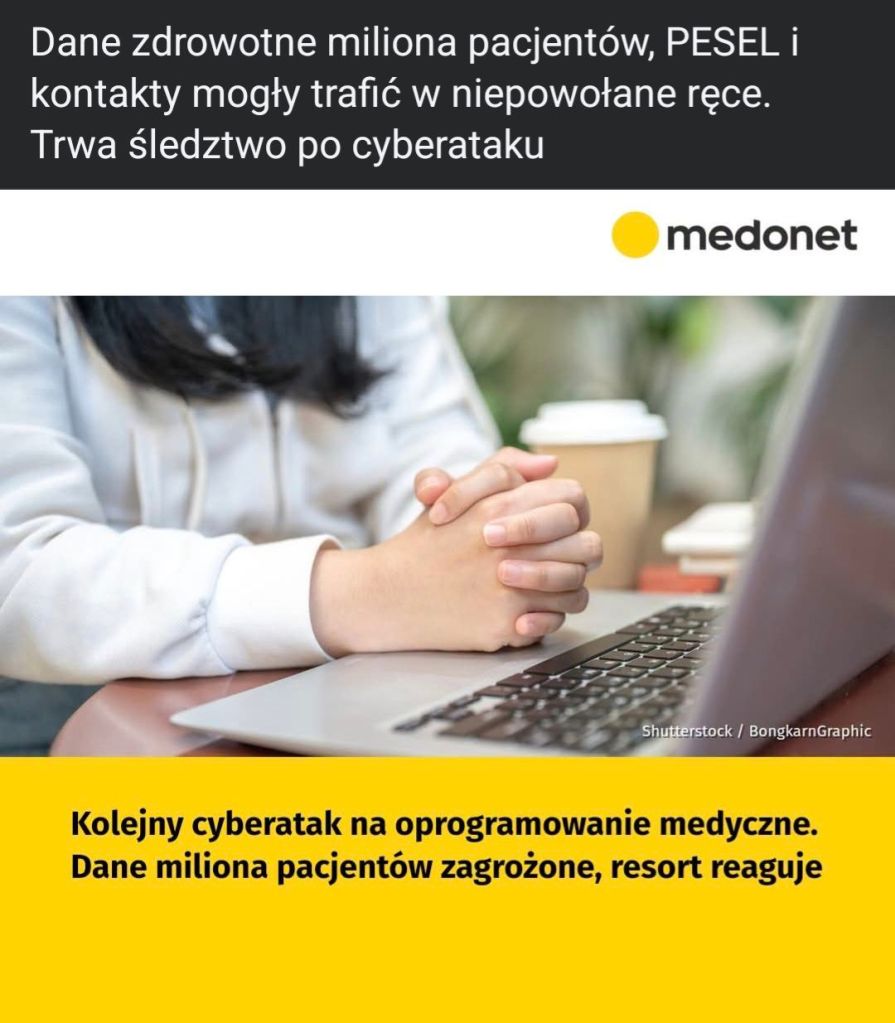 Zbliżenie na ręce osoby złożone na stole obok laptopa, w tle napój i zam blurred elementy biurowe. Na górze napis informujący o zagrożeniu danych zdrowotnych milionów pacjentów.