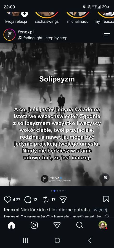 Czarnobiałe zdjęcie z wieloma postaciami w ruchu. Na pierwszym planie stoi jedna osoba, a na tle widać zamazane sylwetki innych ludzi. W centrum tekst 'Solipsyzm' oraz cytat dotyczący idei solipsyzmu.